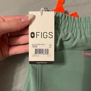 Limited edition NWT Jade FIGS Yola skinny scrub pants